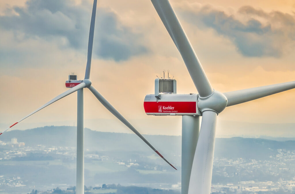 Zwei Windkraftanlagen in schöner Landschaft