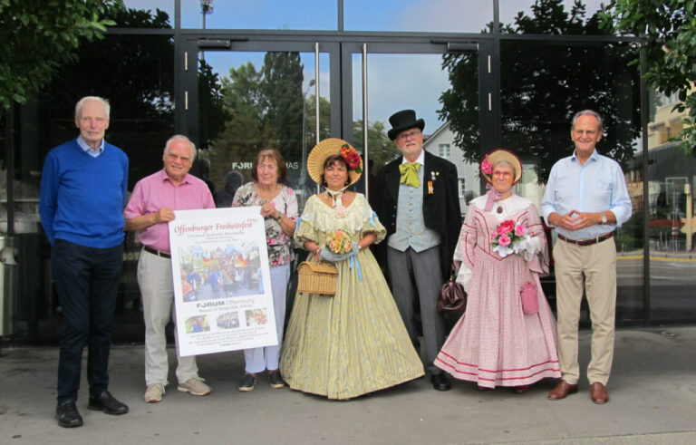 Gruppe vor dem Forum-Kino Offenburg