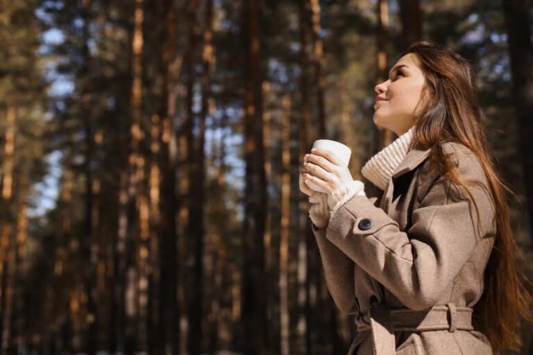 Frau trinkt Kaffee im Wald