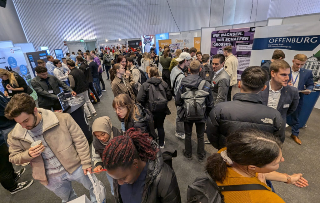 Studenten bei der Career-Messe