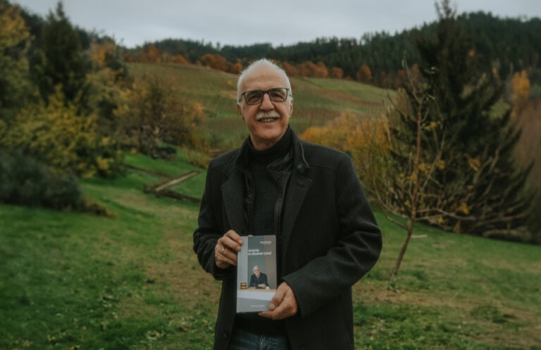 Toni Vetrano mit seinem Buch