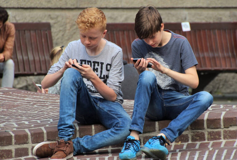 Jugendliche mit Smartphone beim spielen