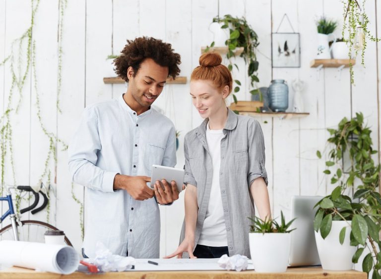 Gespräch Dialog Mann Frau Büro