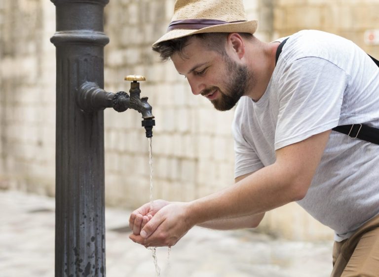 Trinkwasser Brunnen Mann