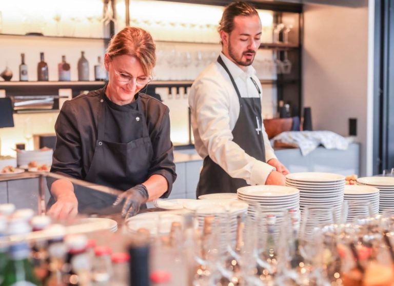 Michaela Merz Köchin Küchenhilfe Mann