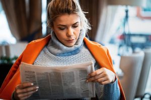 Frau liest Zeitung