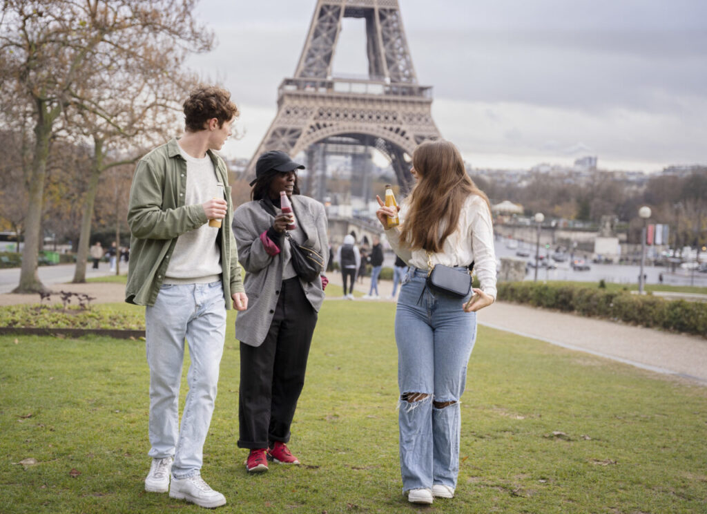 Junge Menschen in Paris