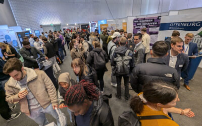 Studenten bei der Career-Messe