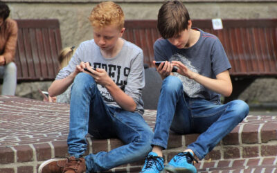 Jugendliche mit Smartphone beim spielen