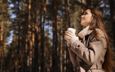 Frau trinkt Kaffee im Wald